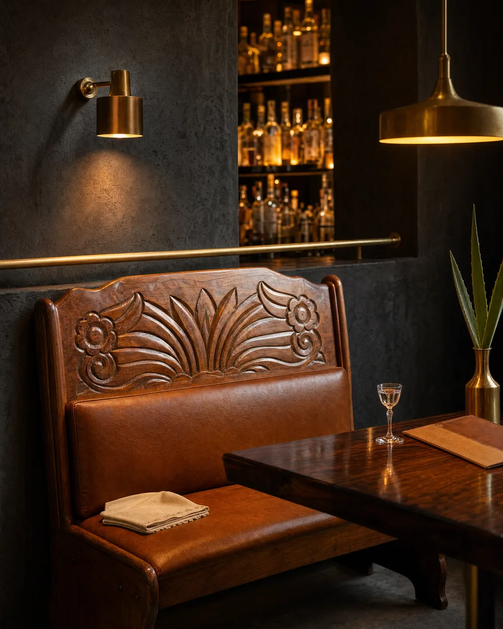 Estilo mezcalería con booth tallado de Muebles Mexicanos