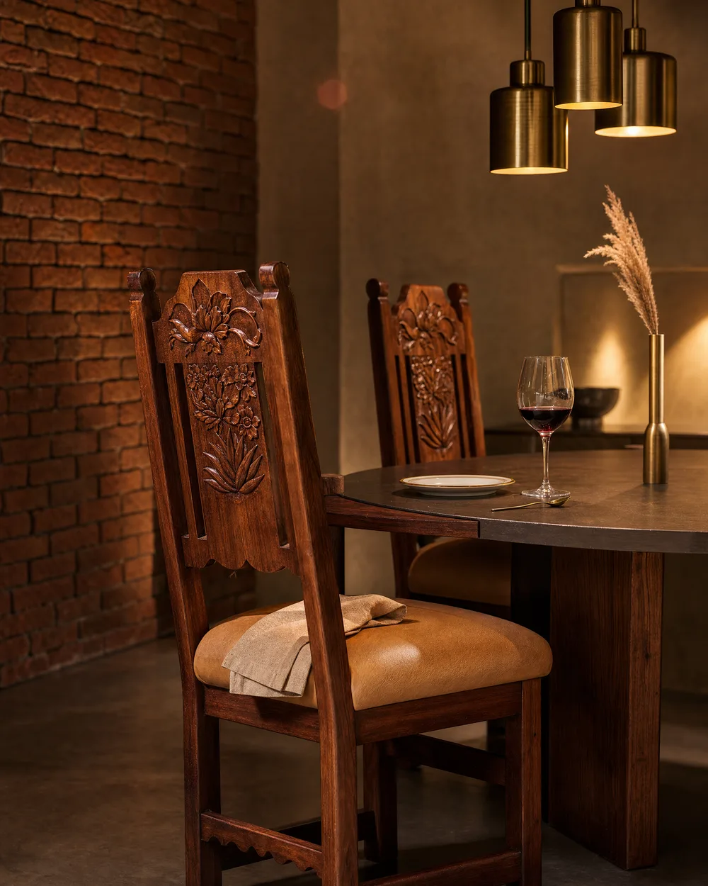 Estilo industrial cálido con sillas talladas de Muebles Mexicanos