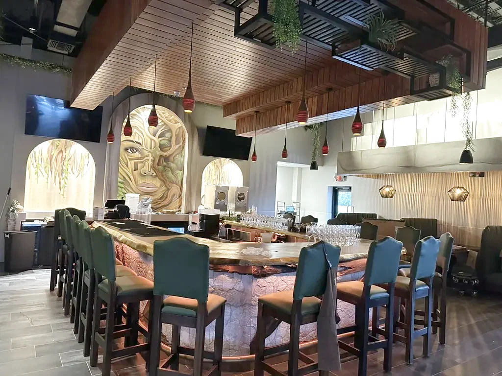 Barra de Tulum Mexican Cuisine con mural pintado a mano y sillas altas de madera
