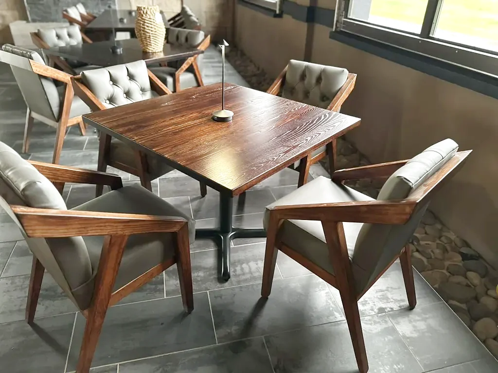 Mesa de madera maciza y sillas tapizadas hechas a mano para restaurante