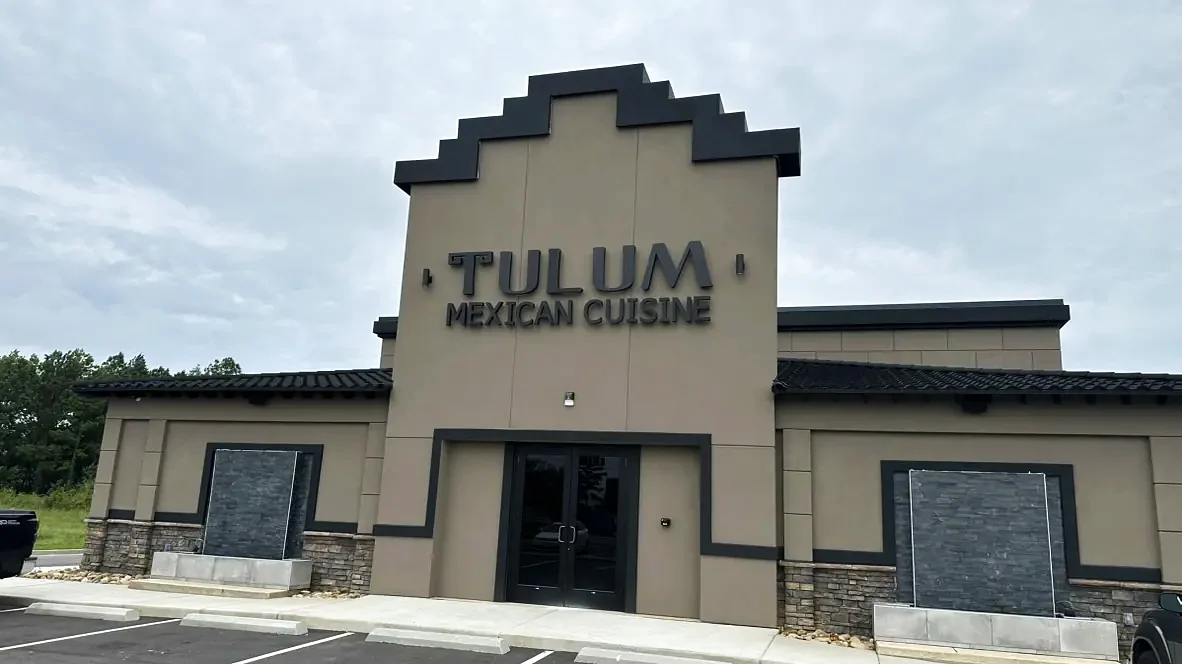 Fachada de Tulum Mexican Cuisine con remate escalonado estilo maya